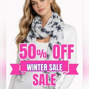 ↘️ DROPPED ❄️ New Horse Scraf New White Black 82 X 70